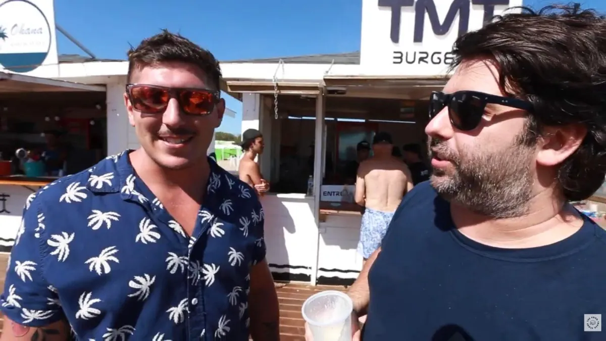 Los socios de TMT en el chiringo de la playa, verano 2021