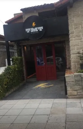 La fachada del primer local de TMT a la calle, con el cartel del rayo